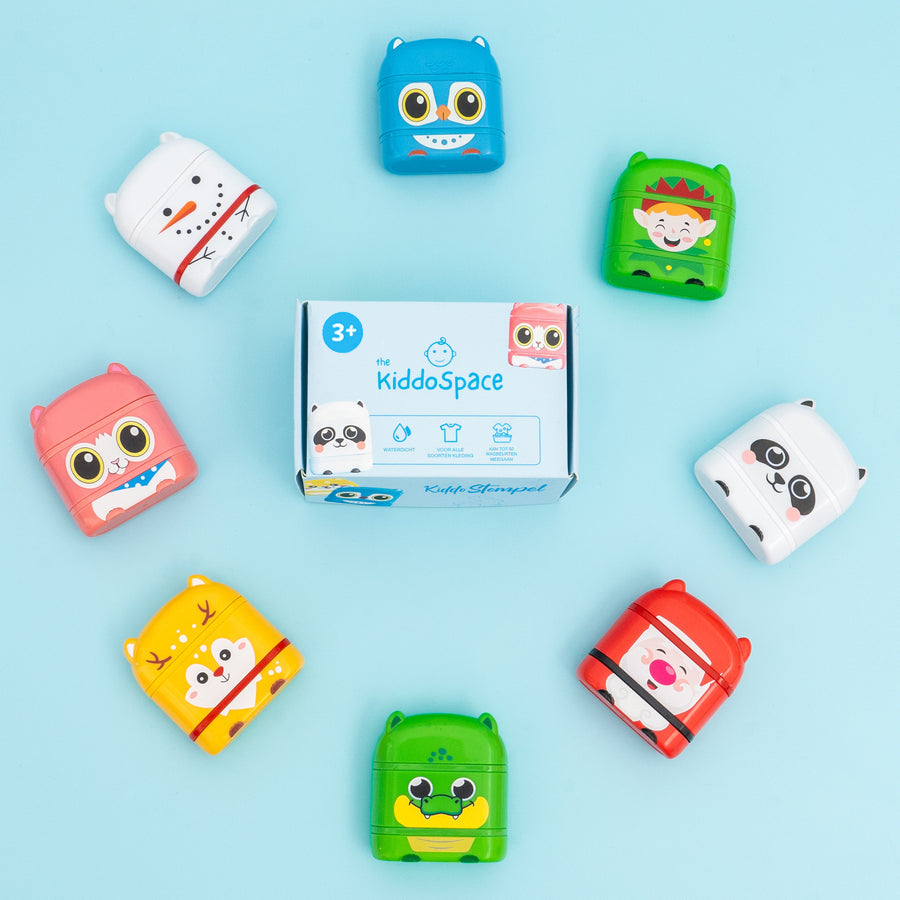 KiddoStempel - Gepersonaliseerde Naamstempel (Kersteditie 2025)