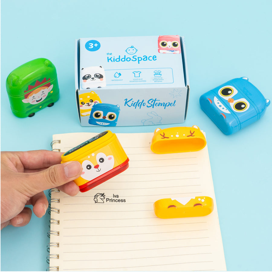 KiddoStempel - Gepersonaliseerde Naamstempel (Kersteditie 2025)