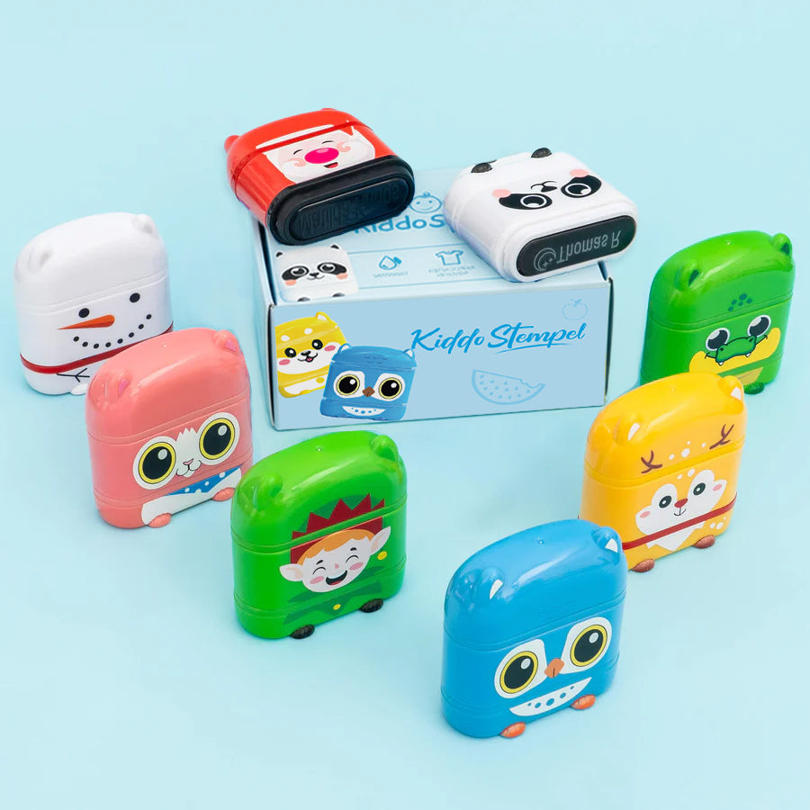 KiddoStempel - Gepersonaliseerde Naamstempel (Kersteditie 2025)