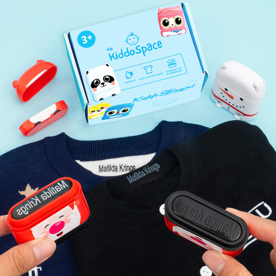 KiddoStempel - Gepersonaliseerde Naamstempel (Kersteditie 2025)