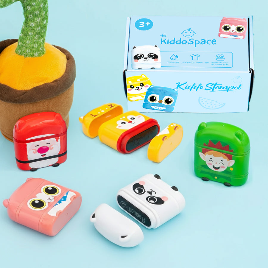 KiddoStempel - Gepersonaliseerde Naamstempel (Kersteditie 2025)