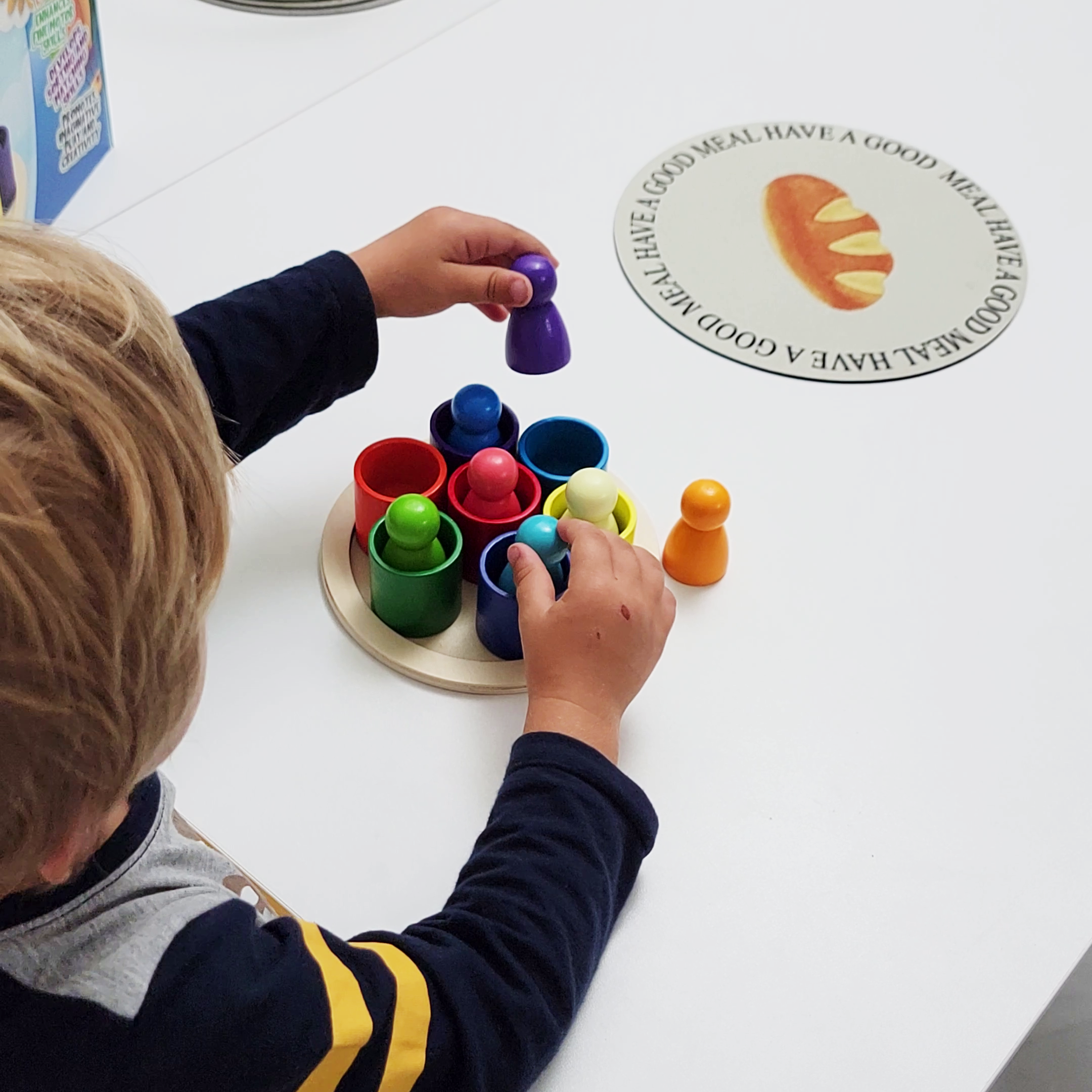KiddoSpace™ -  Montessori Poppetjes in bekers