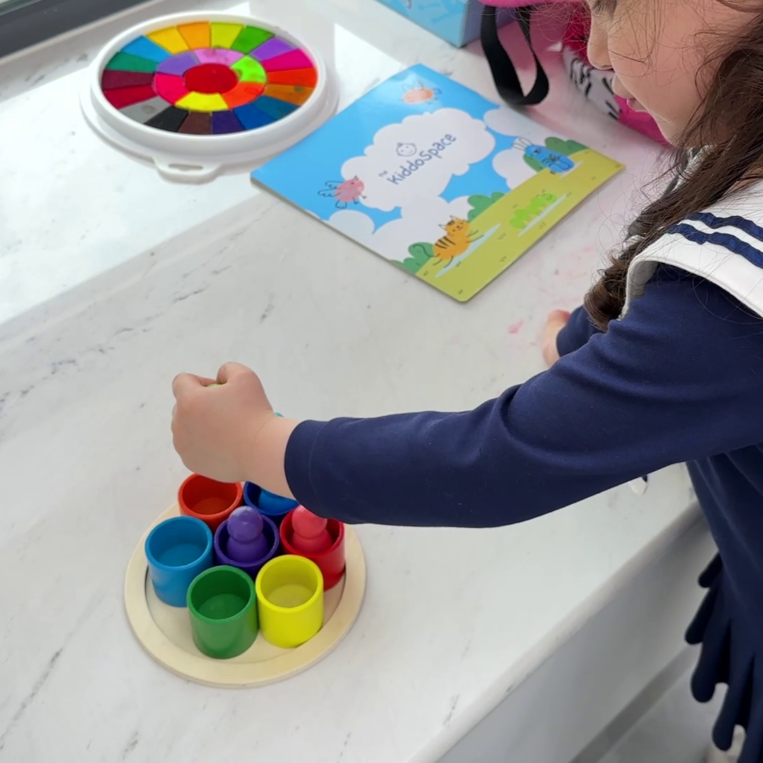 KiddoSpace™ -  Montessori Poppetjes in bekers